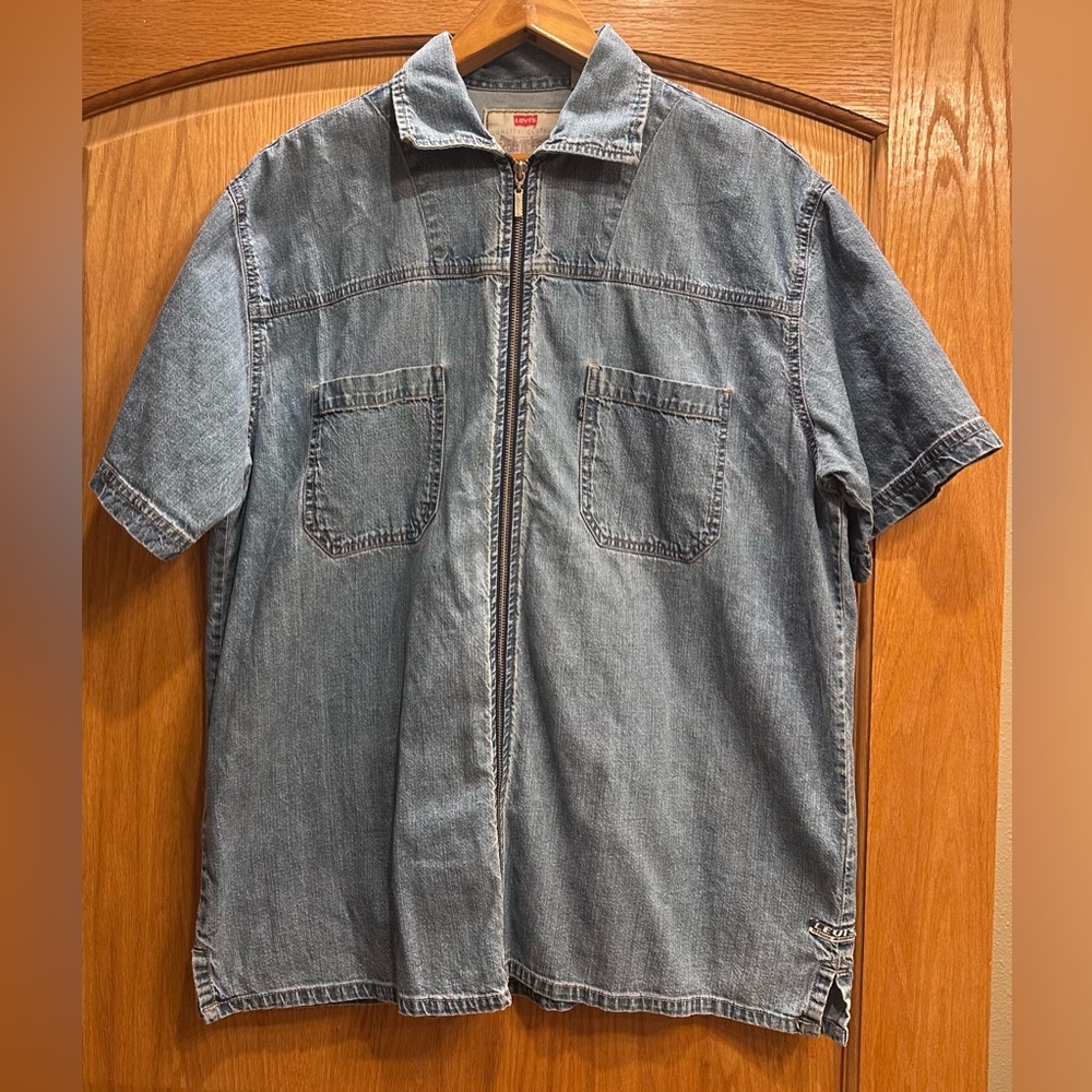Vintage Levi's Short Sleeve Denim Zip-Front Shirt Jacket - Light Blue size large